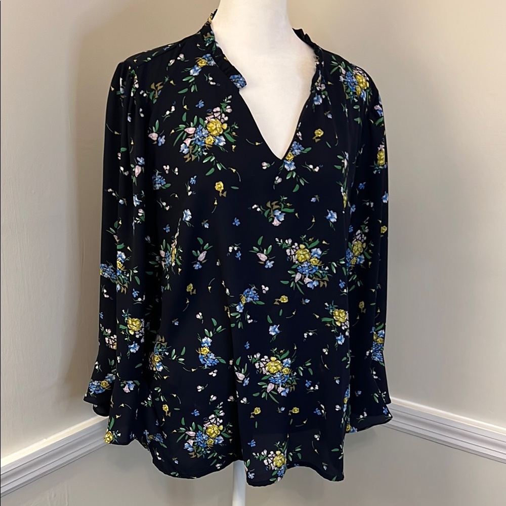 CeCe navy 3/4 sleeve floral blouse fits loose, short ruffle collar